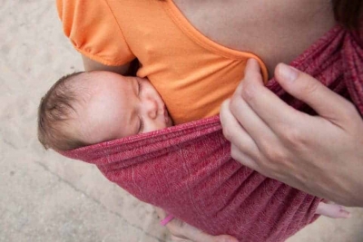 babywearing parents