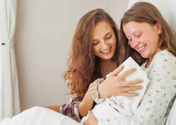 Things Experienced Mamas Do When They Visit A New Baby