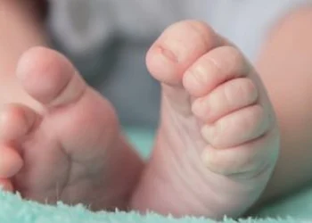 when do babies stop curling their toes